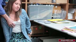 Buhok nga babaye ang nadakpan sa shoplifting ug ang opisyal nga mosilot kaniya.Siya mahisukarap sa iyang gagmay nga mga atngal ug nagsakit kaniya sa paghatag kaniya ug usa ka bj.Unya siya bangs sa iyang pussy