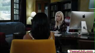 ���ັຮັກພຽງແຕ່ສັງເກດເບິ່ງ Kenzie Taylor ຍ່າກົ້ນຂອງນາງກັນ