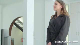 Ruska crnka Evelina Darling nosi najseksi crno donje rublje kako bi zavela svog dominantnog ljubavnika s velikim penisom na senzualnu analnu akciju! Lizanje Guze, jebanje u lice i još mnogo toga! Cijeli film i još 1000 na Private.com !