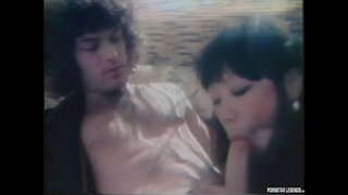 Klassieke Pornografiese Ster Kyoto Gee Deepthroats Piel Voor Naai