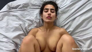 ���ுத்துதல் அவரது கால்கள் மீது அவரது தலையில் ஆழமான ஊடுருவல்