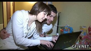 ���ಿಹಿ ಕಾಣುವ ಹದಿಹರೆಯದ ಸುಂದರಿ ಹಾರ್ಡ್ 10 ಪೌಂಡರ್ ತೆಗೆದುಕೊಳ್ಳುತ್ತದೆ