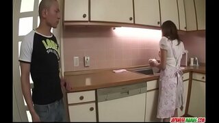 Hikaru Wakabayashi migamit sa iyang mga big atngal sa pagdula uban sa manok