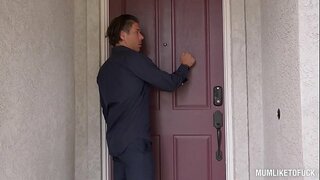 Milf ဗာ Notty crams သူမ၏တင်းကျပ်စွာလာျနှင့်အတူအကြီးအကျယ်ငနေစဉ်သူမ၏ကြီးမားသောကလူတခုကို