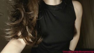 Bainne ag sileadh trí mo gúna