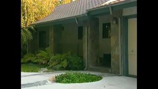 Gearr haired óga chick moans agus turais dick mór ag a asshole ag an chéad uair